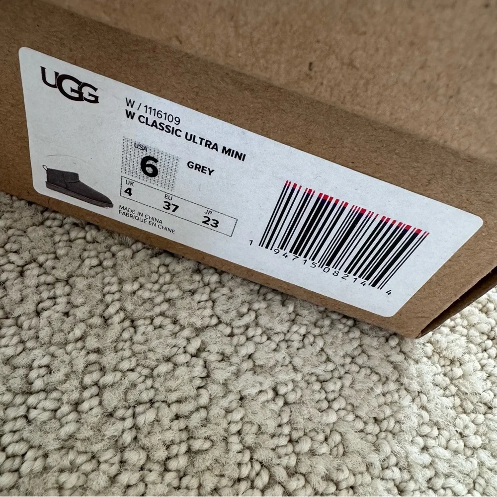 NWT UGG Classic Mini - Picture 2 of 2